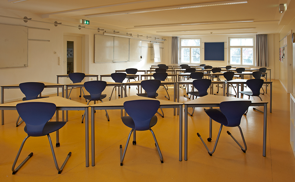Innenaufnahme Klassenzimmer Wirtschaftsschule in Dachau